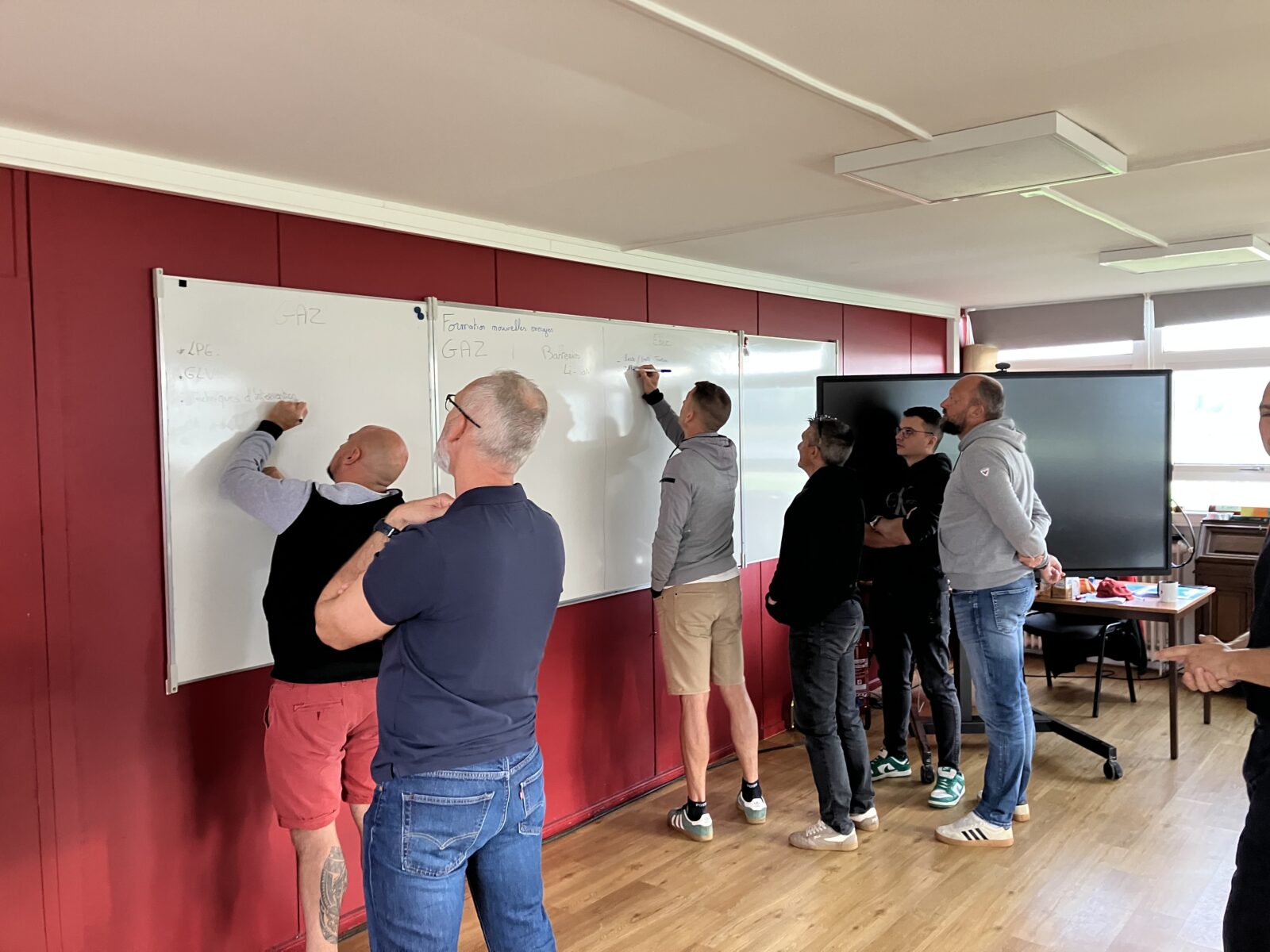 Stagiaires au travail dans une salle de formation